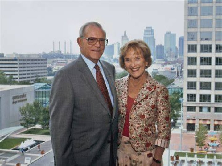 Donald J. Hall Sr. Biography, Age, Height, Wife, Net Worth and Family