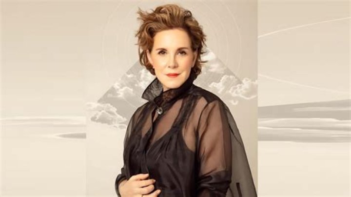 Elizabeth Perkins Biography, Age, Height, Husband, Net Worth, Family