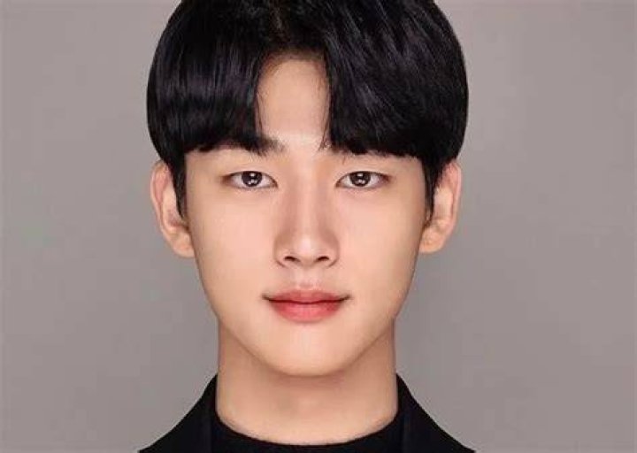 Hong Kyung-min Biography, Age, Height, Wife, Net Worth, Family