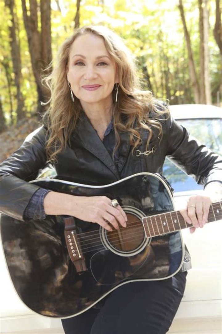 Joan Osborne Biography, Age, Height, Husband, Net Worth, Family