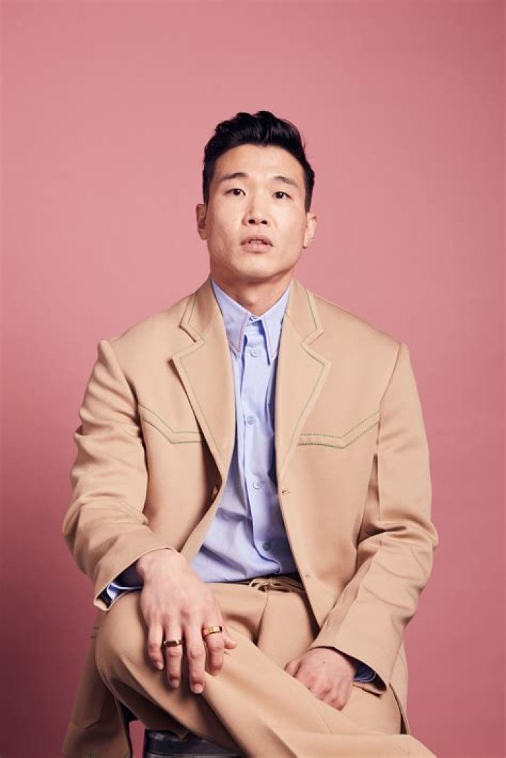 Joel Kim Booster biografía, edad, altura, esposo, net worth, familia