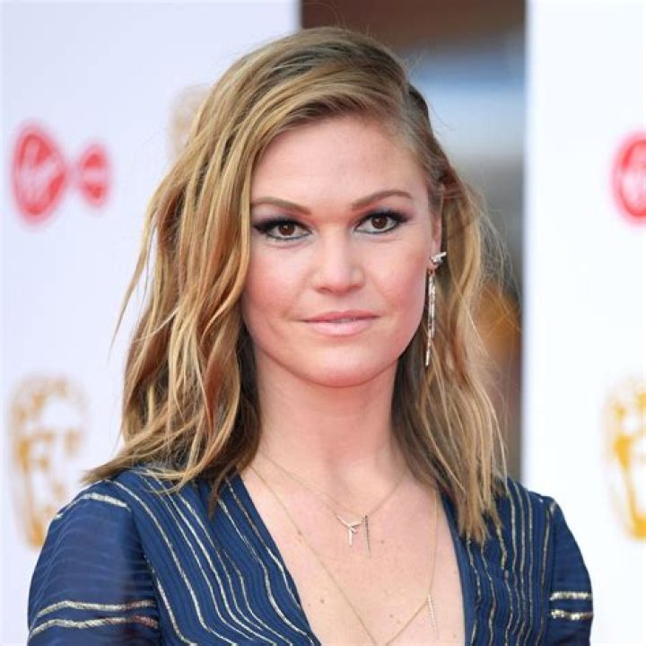Julia Stiles Biography, Age, Height, Husband, Net Worth, Family
