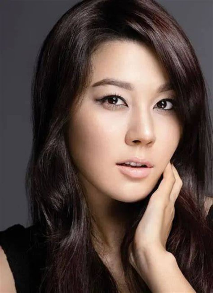 Kim Ha-neul Biography, Age, Height, Husband, Net Worth, Family