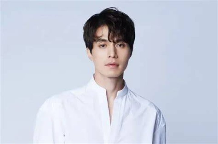 Lee Dong-gook Biography, Age, Height, Wife, Net Worth, Family