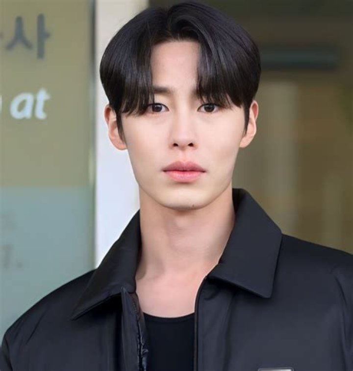 Lee Won-il Biography, Age, Height, Wife, Net Worth, Family
