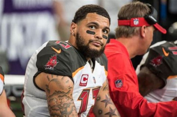 Mike Evans Biography, Age, Height, Wife, Net Worth, Family