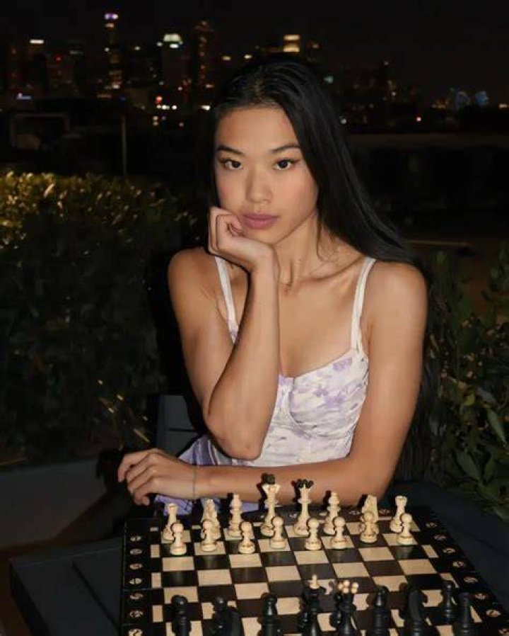 Qiyu Zhou Biography, Age, Height, Husband, Net Worth, Family