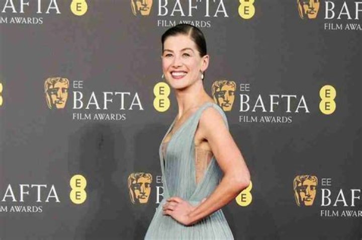 Rosamund Pike Biography, Age, Height, Husband, Net Worth, Family