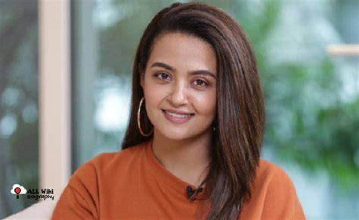 Surveen Chawla Biography, Age, Height, Husband, Net Worth, Family