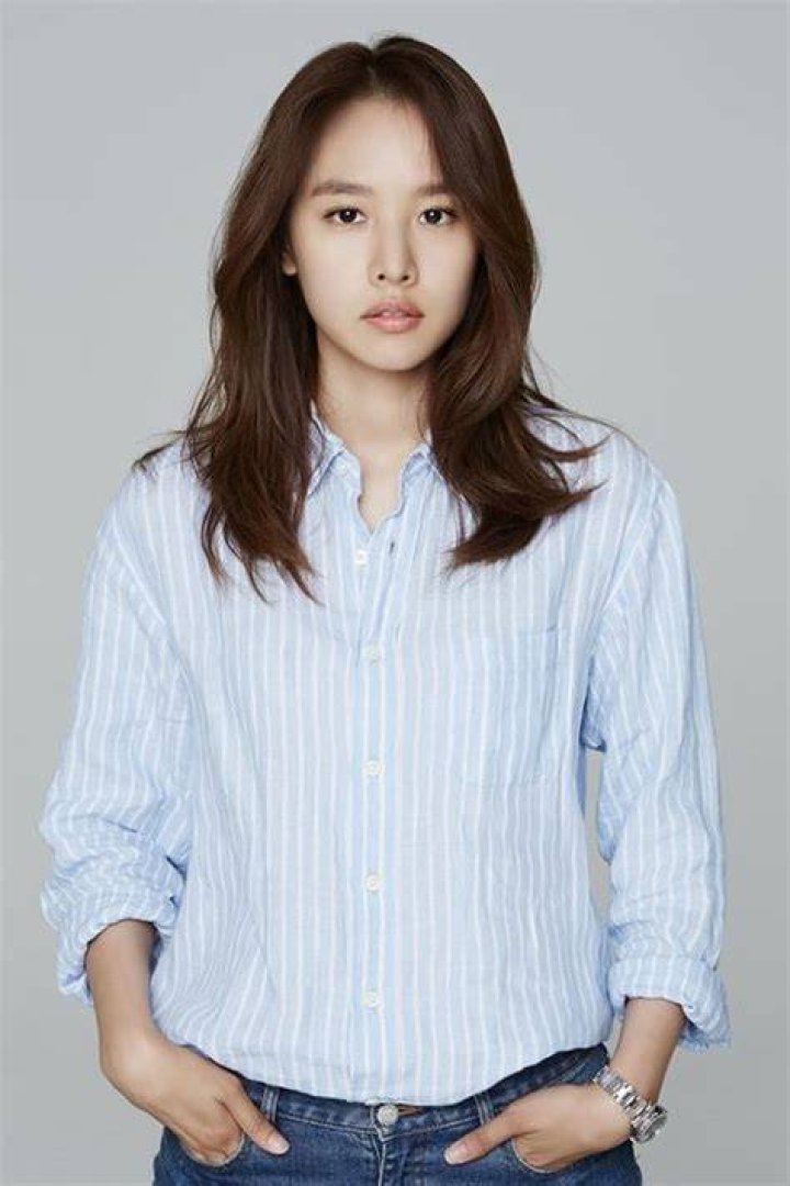 Yoon Ye-hee Biography, Age, Height, Husband, Net Worth, Family
